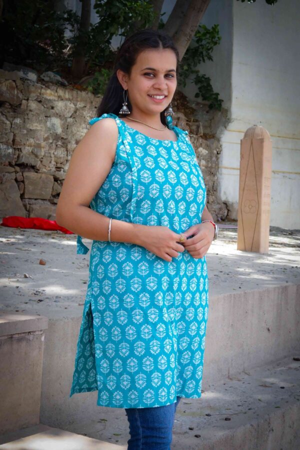 4D5A5011 Neelkamal Sleeveless Kurti