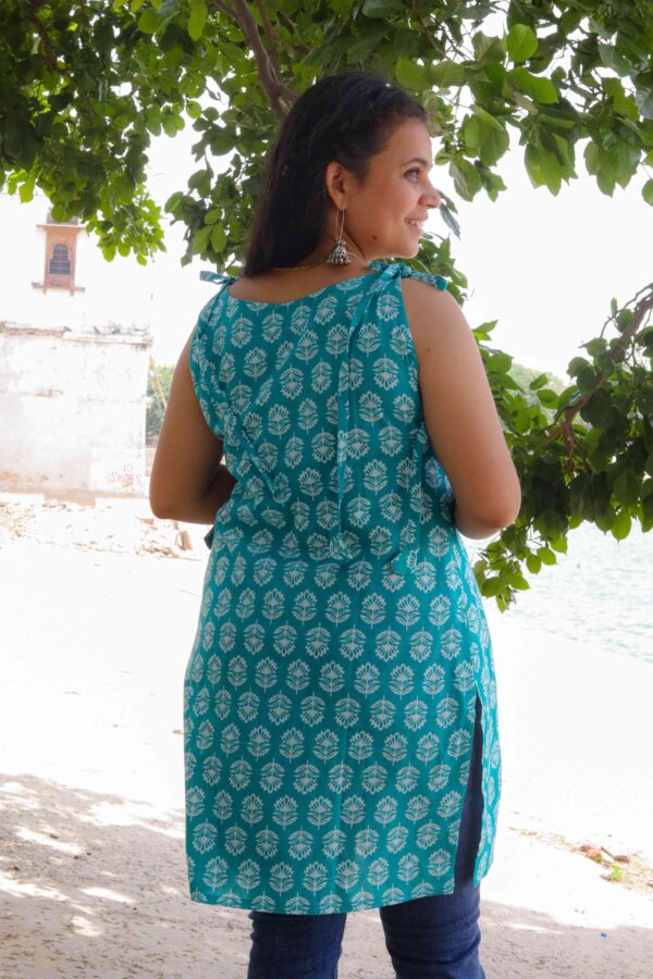 4D5A5047 Neelkamal Sleeveless Kurti