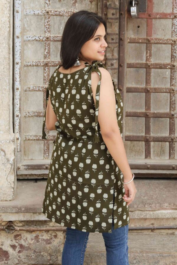 4D5A5090 Mehka Gulmohar Sleeveless Kurti