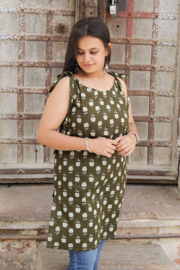 4D5A5092 Mehka Gulmohar Sleeveless Kurti